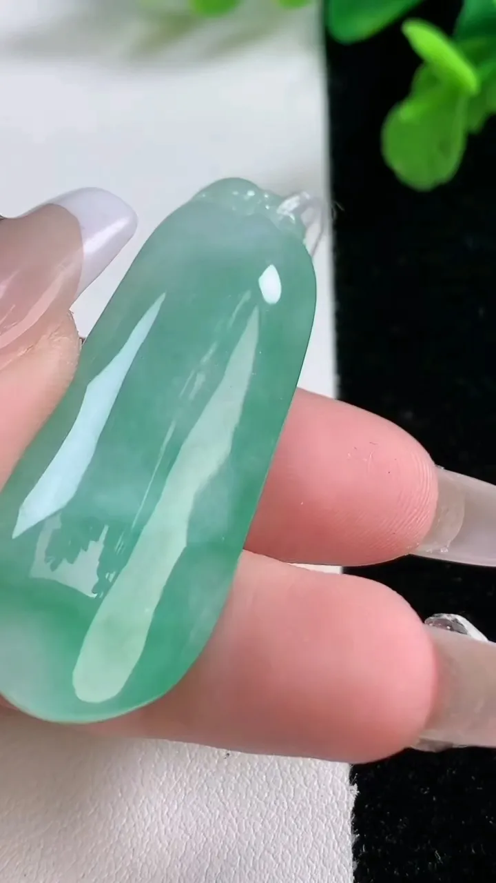 天然A货翡翠福瓜吊坠，尺寸48-18.6-11.5，重量:18.27g
1月2日