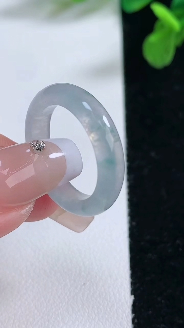 天然A货翡翠冰种飘花指环 戒指，尺寸17.8-4.9-3.3，重量:3.46g2026年1月2日
工厂直销收藏佳品,种好水足，色泽均匀，有种有色，上手高大气！