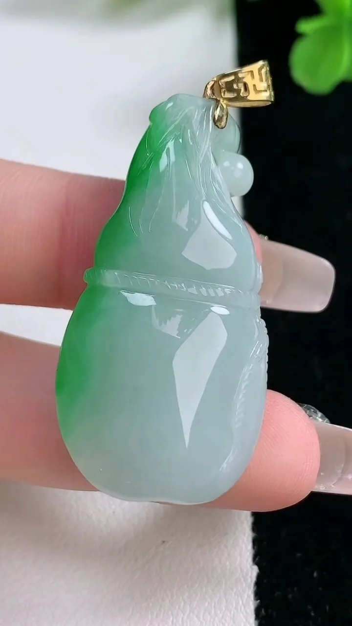天然A货翡翠葫芦吊坠，尺寸41.6-21.8-11.7，重量:15.76g
1月2日