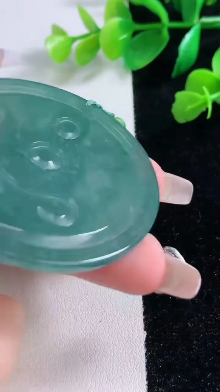 天然A货翡翠蓝水蓝水千手观音菩萨吊坠，尺寸55-5.2，重:29.83g
1月2日