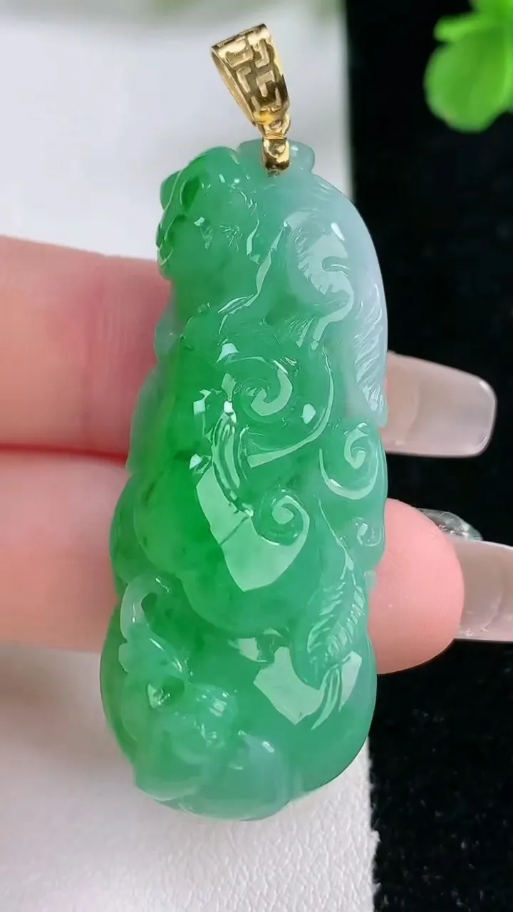 天然A货翡翠葫芦吊坠，尺寸47-18.2-11.2，重量:18.44g
1月2日