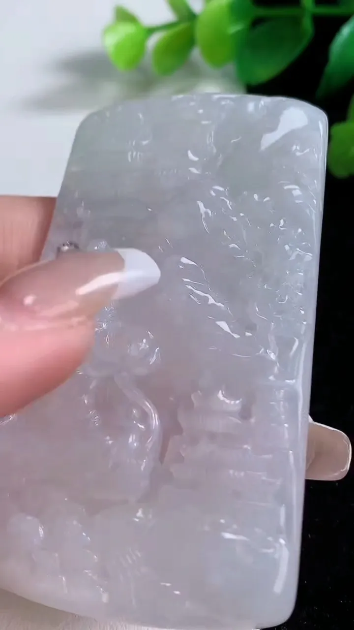 天然A货翡翠山水大势至观音菩萨吊坠，尺寸72-43.5-5，重量:40.72g
1月2日