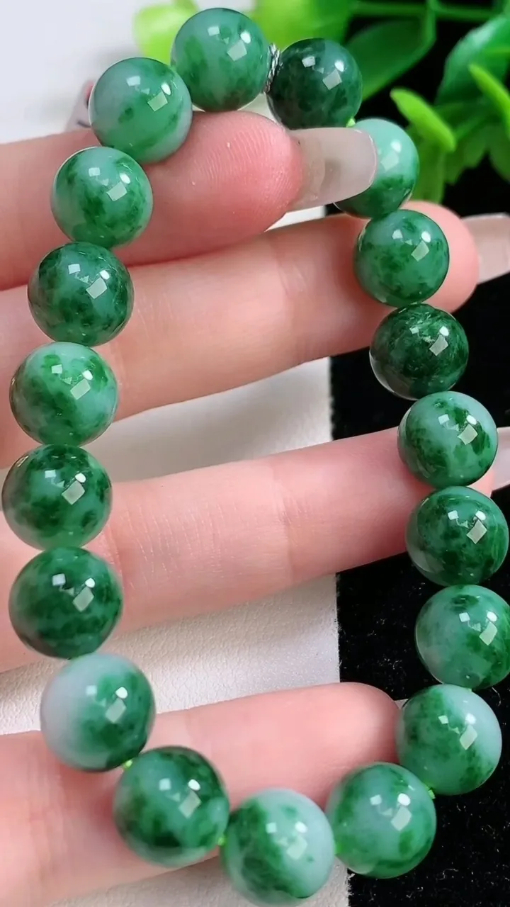 天然A货翡翠圆珠手串19颗，尺寸10.3，重量:32.17g1月2日
工厂直销收藏佳品,种好水足，色泽均匀，有种有色，上手高大气！