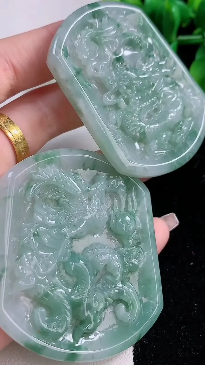 天然A货翡翠飘花龙凤呈祥吊坠一对，尺寸58-48.3-6，重:36.24g
1月2日