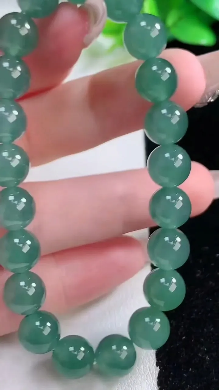 天然A货翡翠种蓝水圆珠手串21颗，尺寸8.8，重:24.38g1月2日
工厂直销收藏佳品,种好水足，色泽均匀，有种有色，上手高大气！