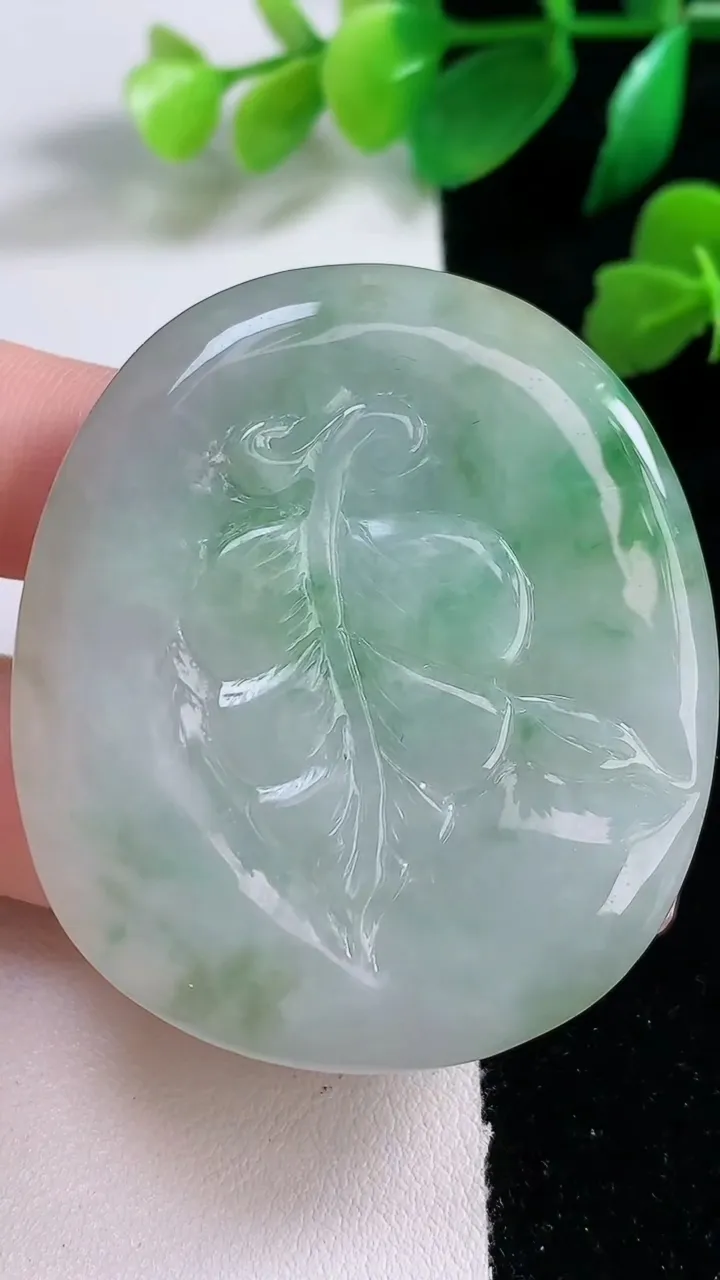 天然A货翡翠鸟语花香吊坠，尺寸52-45-12.6，重:51.76g
1月2日