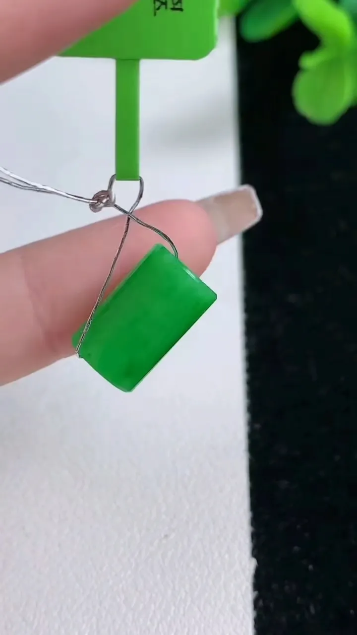 天然A货翡翠路路通吊坠，尺寸13-8.2，重量:1.99g
1月2日