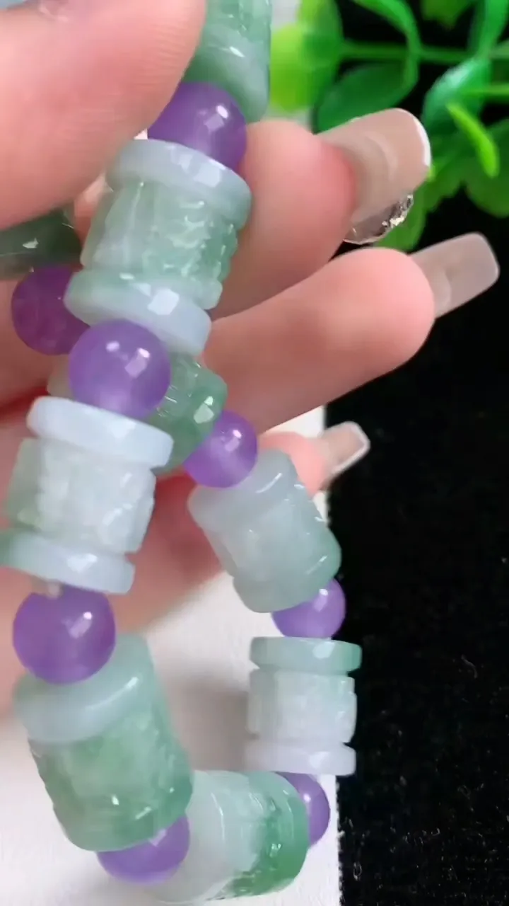 天然A货翡翠六字真言路路通手串10颗，尺寸12.7-10.8，重量:45.40g1月2日
工厂直销收藏佳品,种好水足，色泽均匀，有种有色，上手高大气！