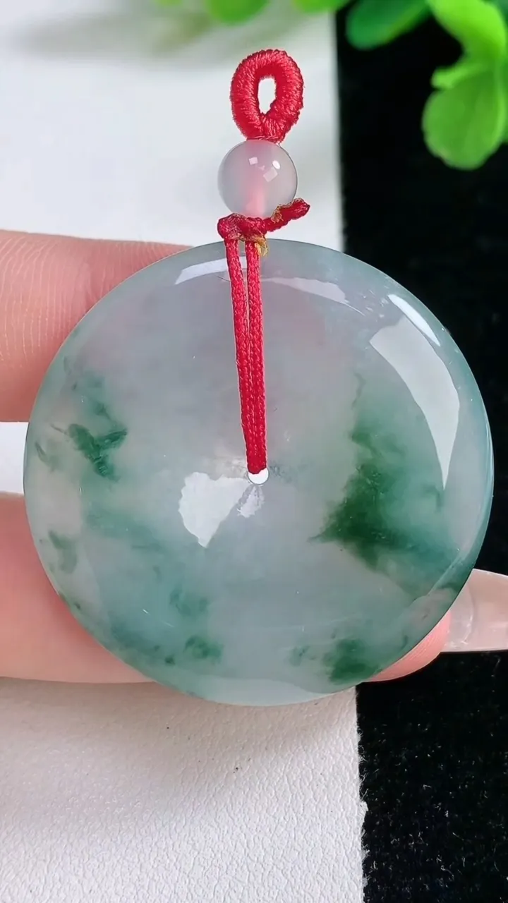 天然A货翡翠冰种飘花平安扣吊坠，尺寸37.6-5.6，重量:17.27g
1月2日