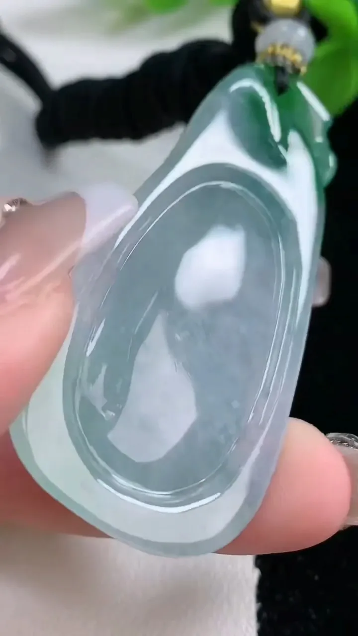 天然A货翡翠梅花鹿吊坠，尺寸56-27.4-13.2，重量:30.92g
1月2日