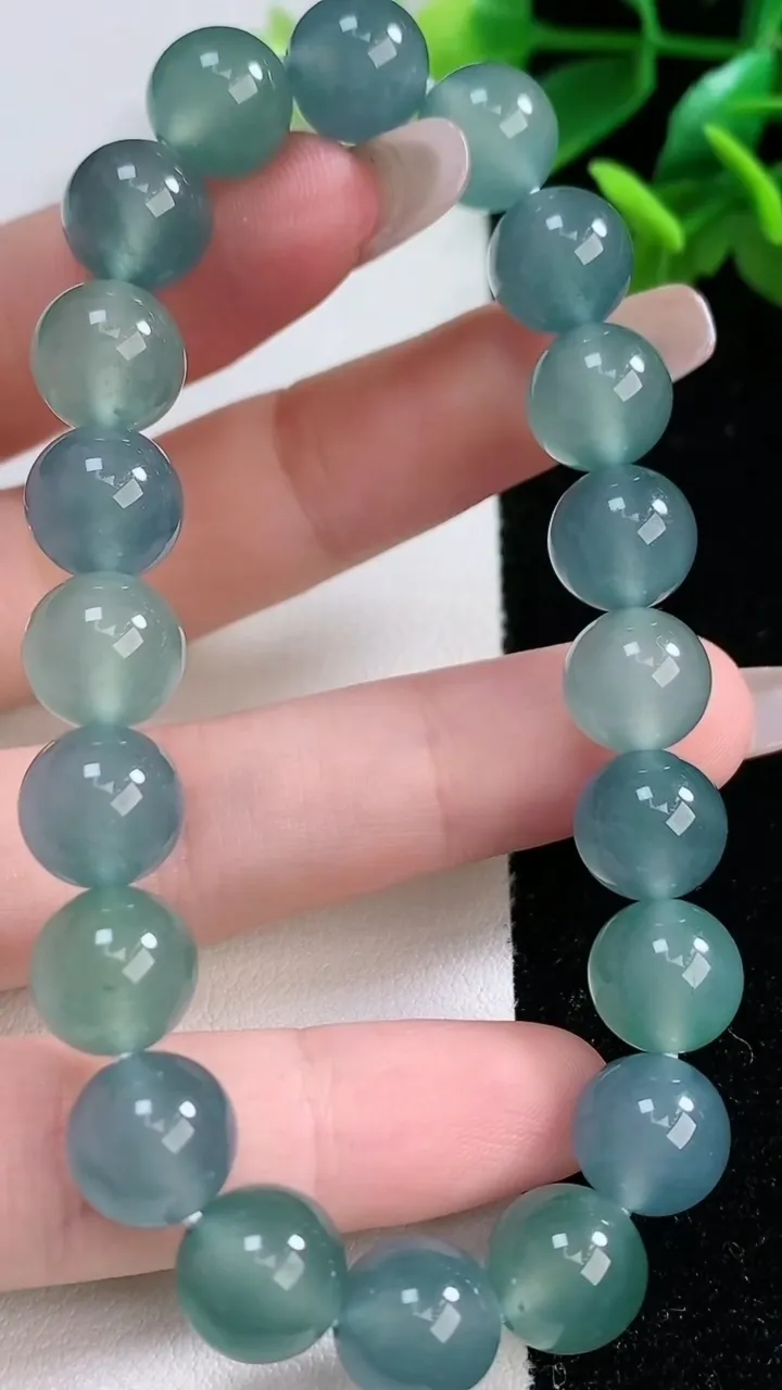 天然A货翡翠种蓝水圆珠手串20颗，尺寸9.8，重量:33.32g1月2日
工厂直销收藏佳品,种好水足，色泽均匀，有种有色，上手高大气！