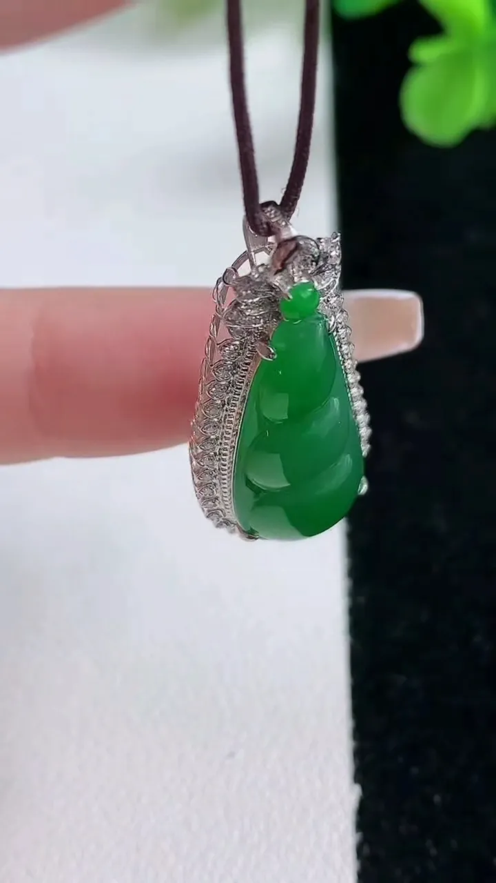 天然A货翡翠福豆吊坠，尺寸32.8-14.4-7.7裸石24-10.8，重量:3.62g
1月2日