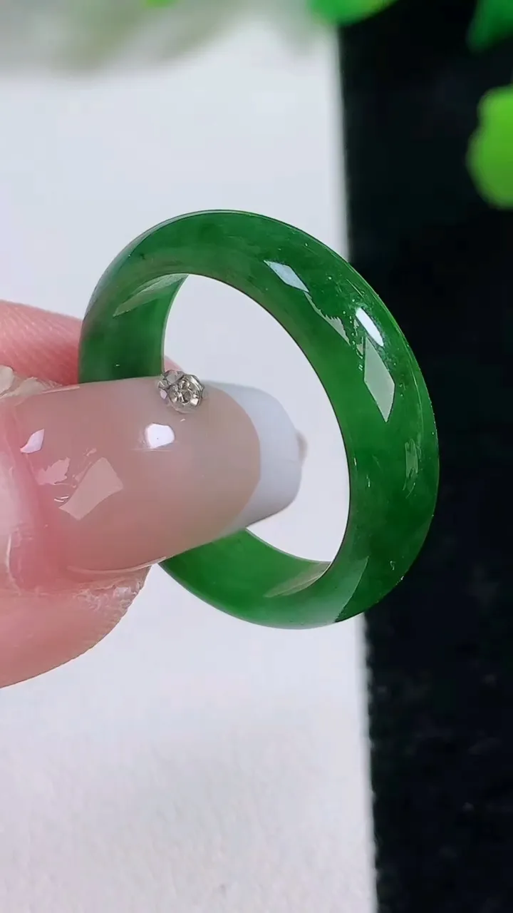 天然A货翡翠指环 戒指，尺寸18.7-3-6，重:2.89g2026年1月2日
工厂直销收藏佳品,种