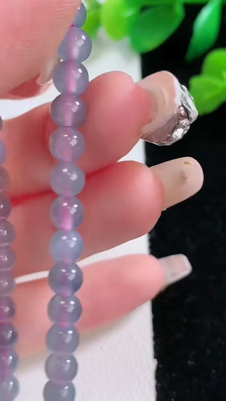 天然A货翡翠种紫罗兰圆珠手串34颗，尺寸5.3，重:9.13g1月2日
工厂直销收藏佳品,种好水足，色泽均匀，有种有色，上手高大气！