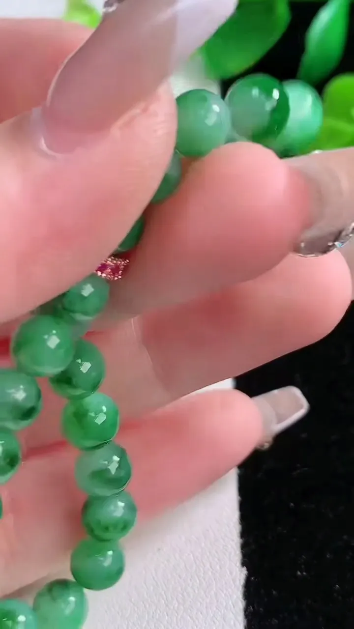 天然A货翡翠圆珠手串27颗，尺寸6.4,重:13.48g1月2日
工厂直销收藏佳品,种好水足，色泽均匀，有种有色，上手高大气！