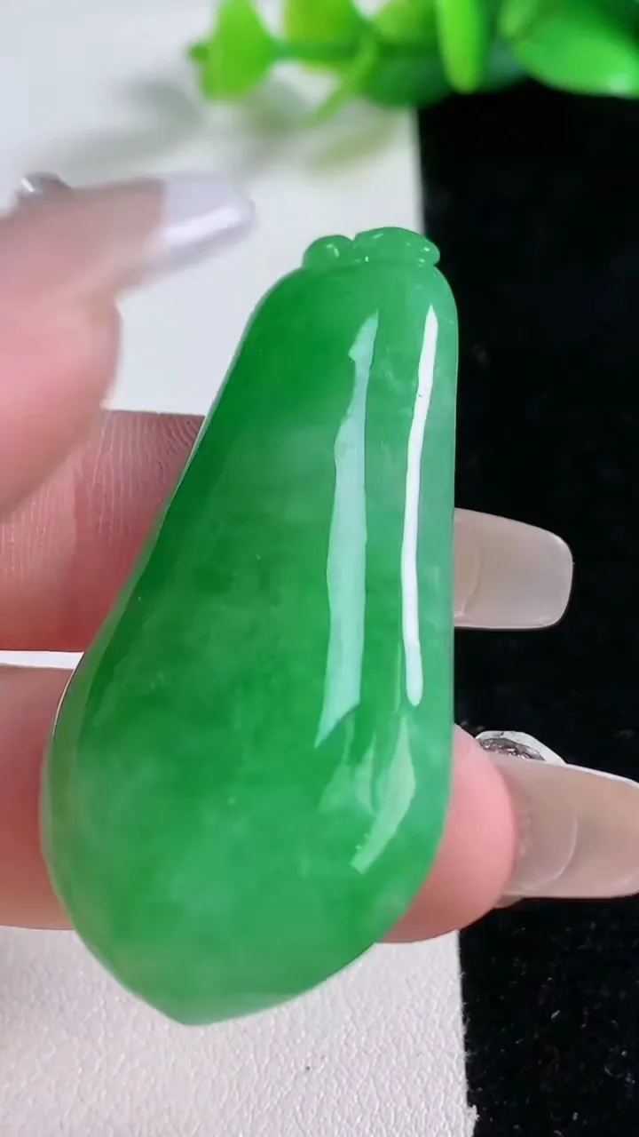 天然A货翡翠福瓜吊坠，尺寸50-24-7.5，重:17.34g
1月2日