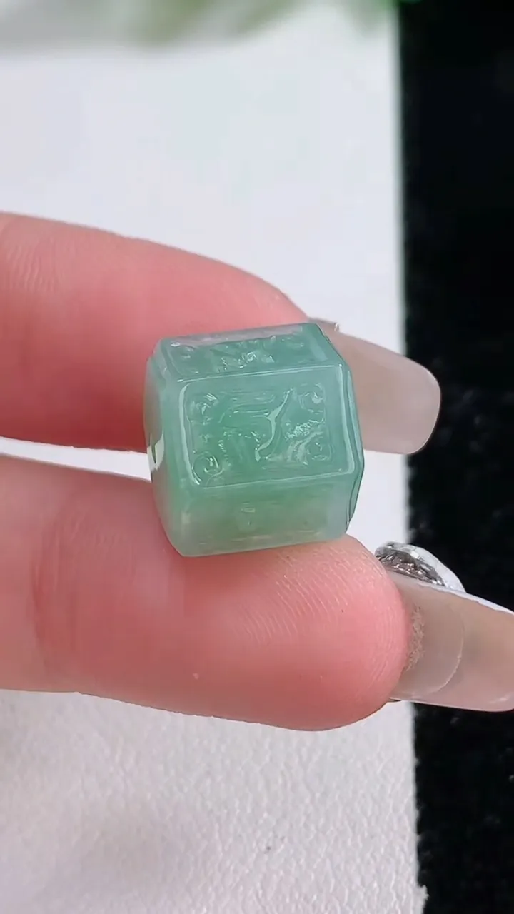 天然A货翡翠六字真言 路路通吊坠，尺寸12-11.8，重量:4.36g
1月2日