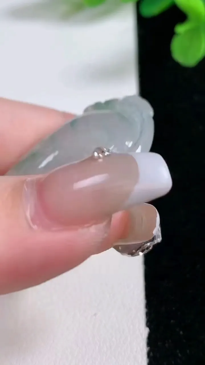 天然A货翡翠冰种飘花如意吊坠，尺寸46.7-33-5.6，重量:17.08g
1月2日