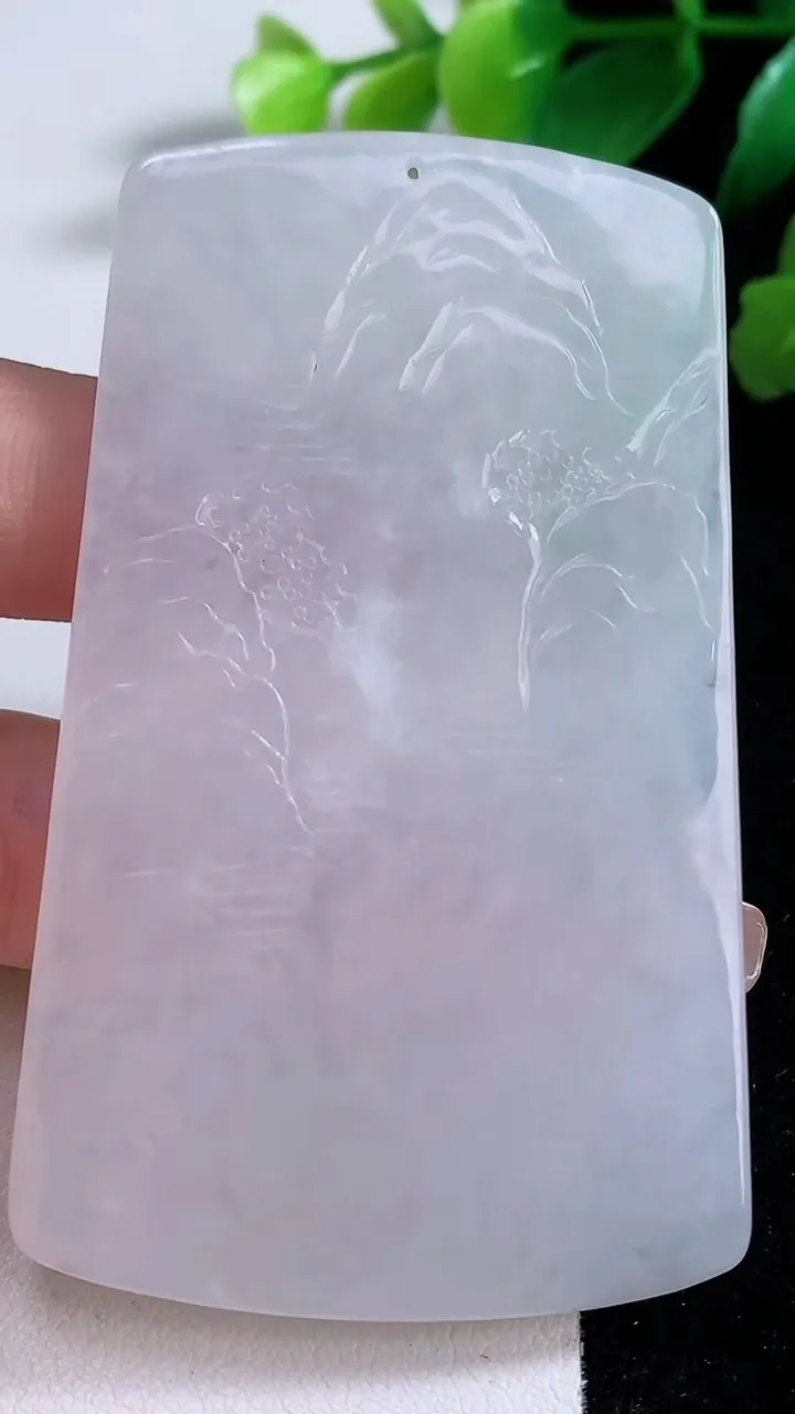 天然A货翡翠山水大势至观音菩萨吊坠，尺寸72-43.5-5，重量:40.72g
1月2日