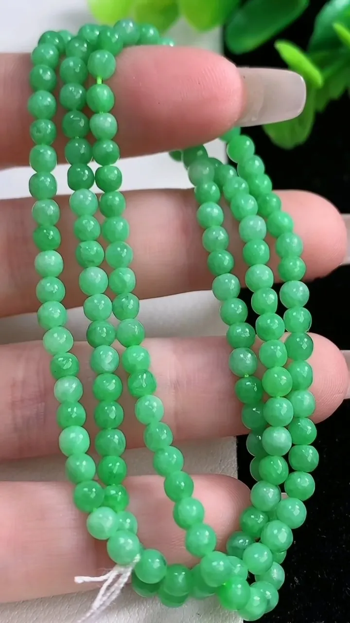 天然A货翡翠小米圆珠项链148颗，尺寸3.7，重量:14.30g
1月2日