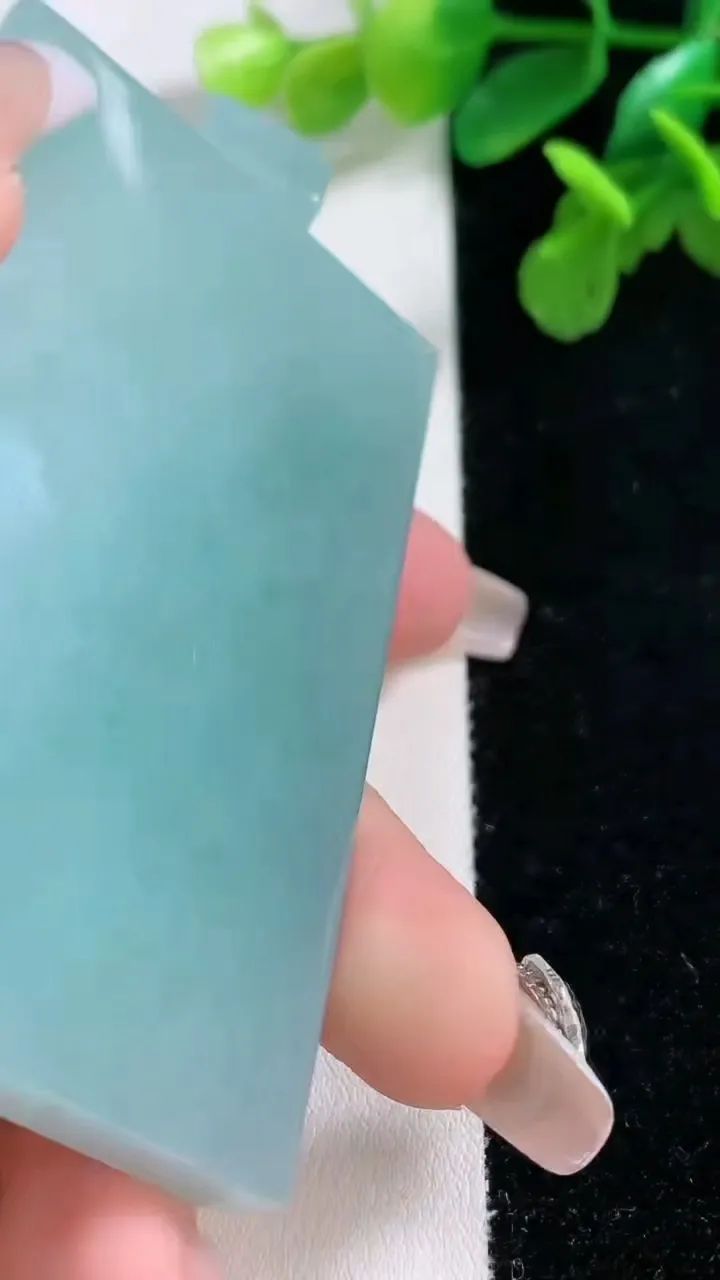 天然A货翡翠无事牌吊坠，尺寸67.8-43.4-6.6，重量:67.37g
1月2日