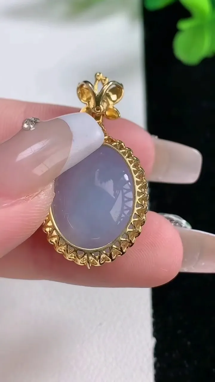 天然A货翡翠18k金紫罗兰蛋面吊坠，尺寸322-17-8.5裸石18-14.8，重量:5.49g
1月2日