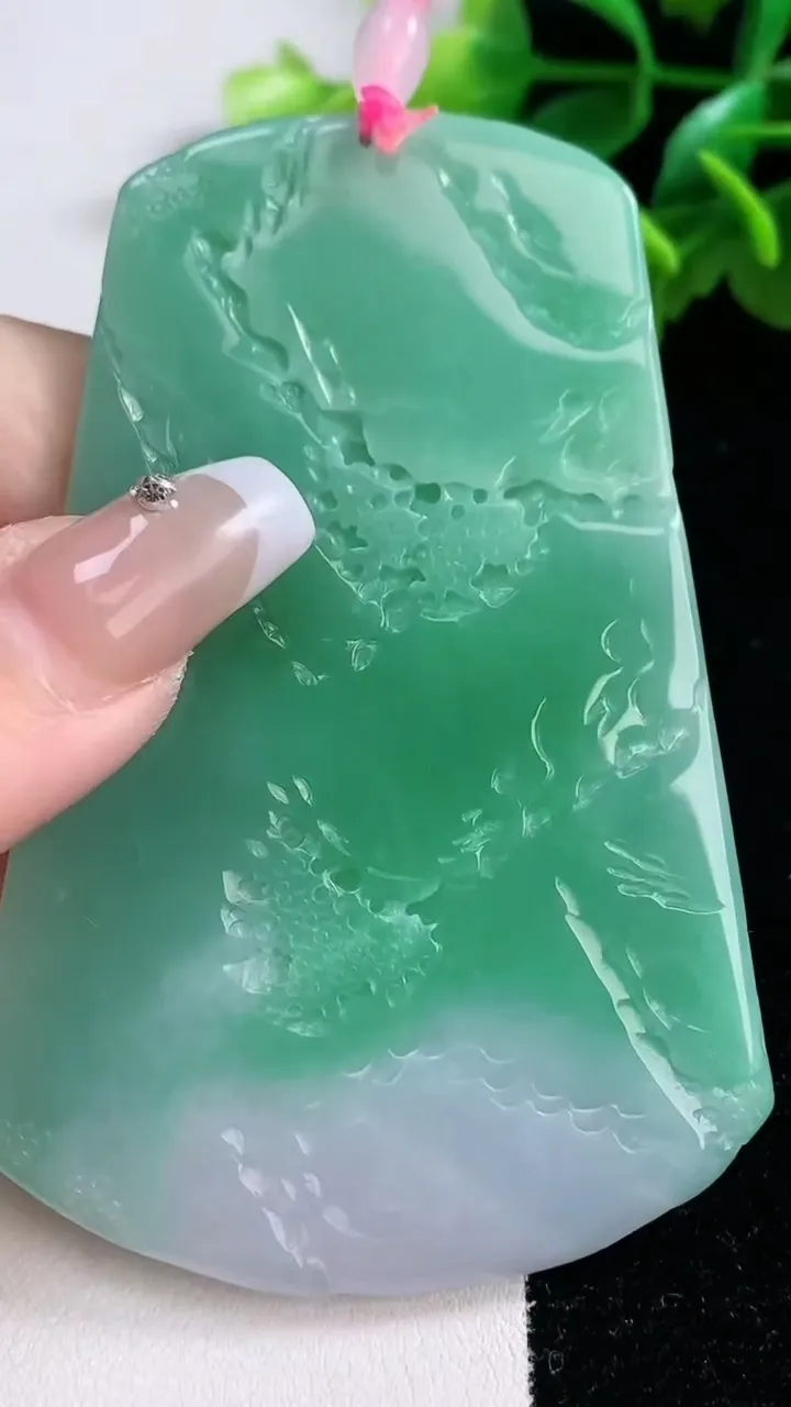 天然A货翡翠山水牌吊坠，尺寸79.8-53-5.6，重量:56.96g
1月2日