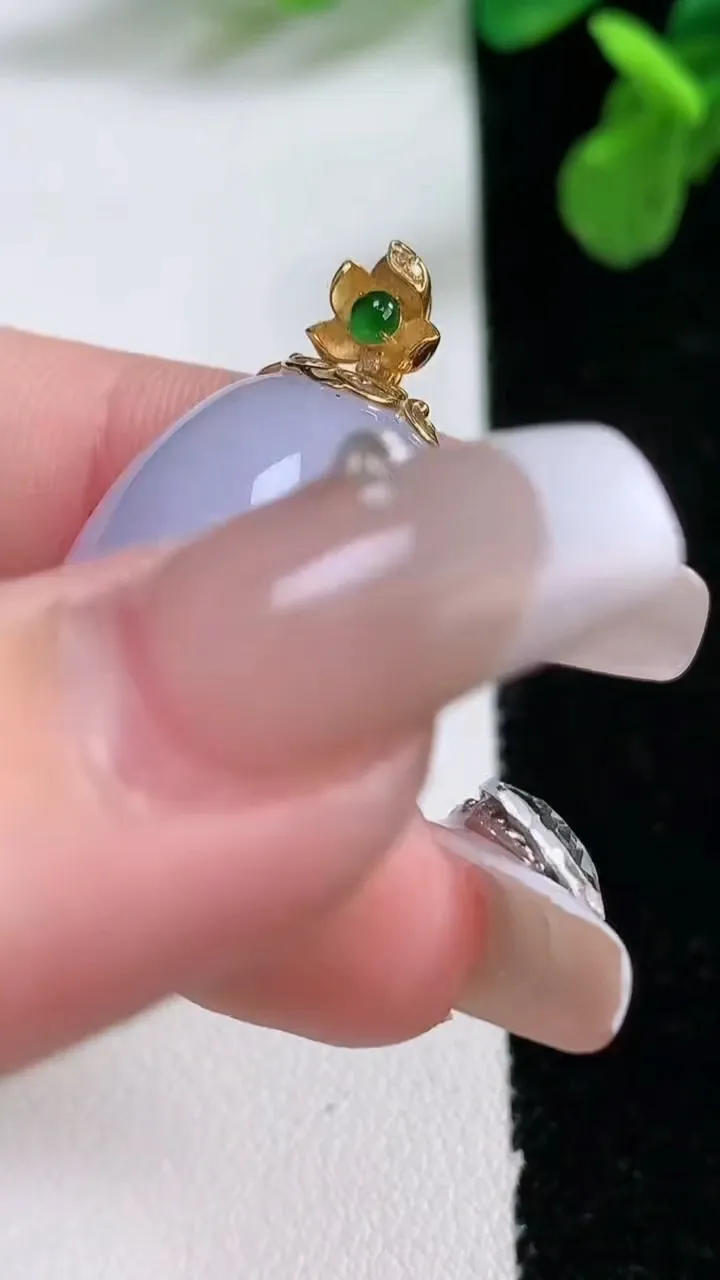 天然A货翡翠18k金紫罗兰蛋面吊坠，尺寸29.7-19-11，重量:11.89g
1月2日