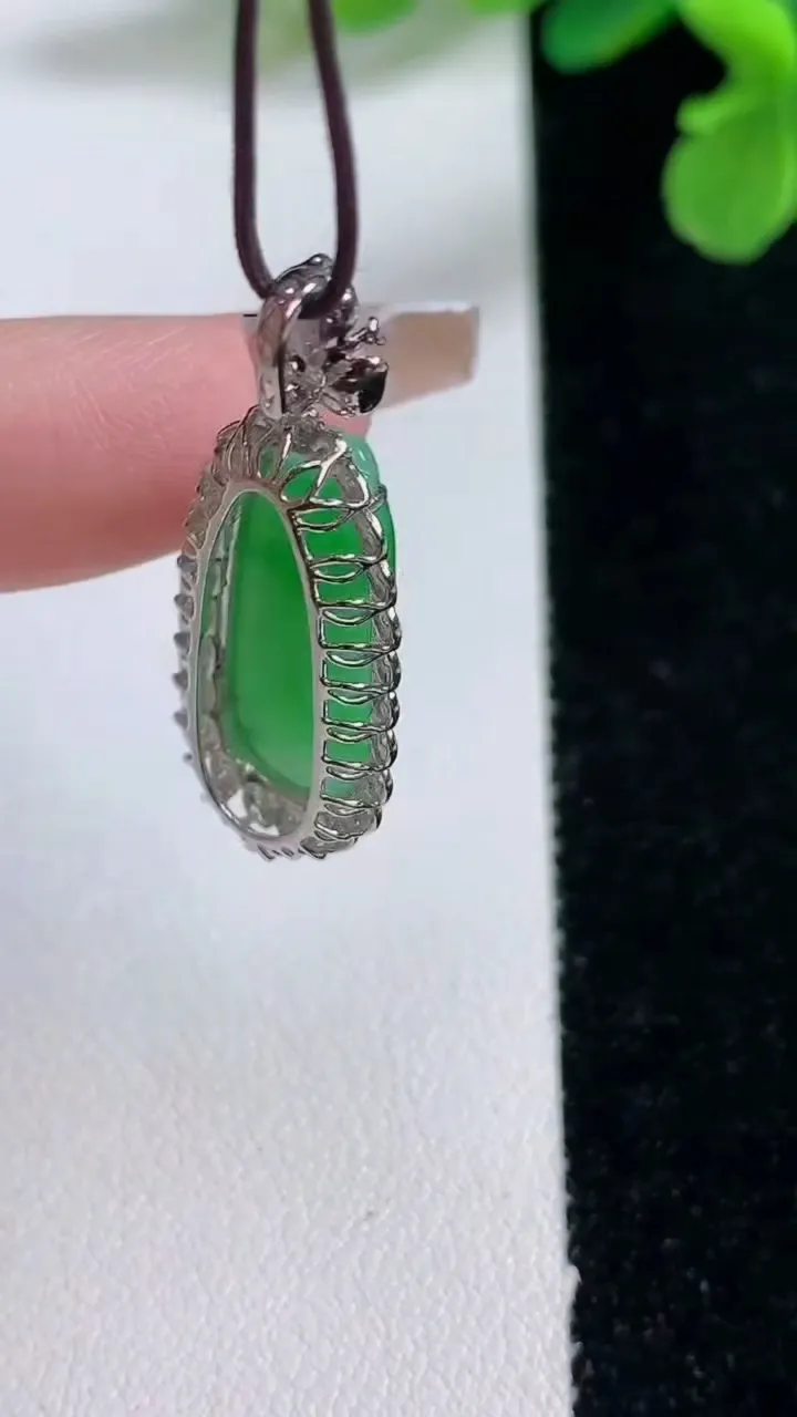 天然A货翡翠福瓜吊坠，尺寸32.2-11.8-8.3裸石20.4-8，重量:3.14g
1月2日