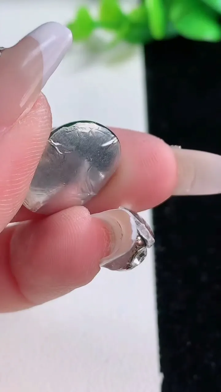 天然A货翡翠蛋面镶嵌件，尺寸18-14-8，重:3.20g
1月2日