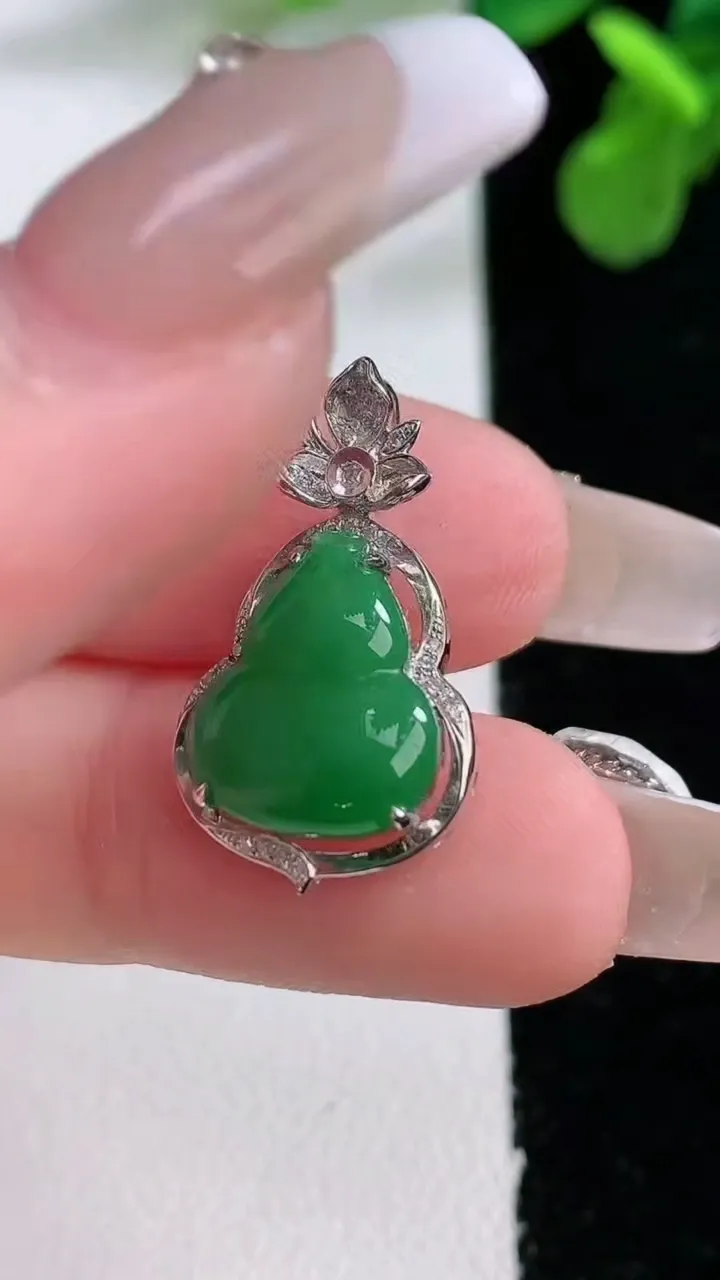 天然A货翡翠葫芦吊坠，尺寸23-13.6-5裸石12.8-11，重量:2.04g
1月2日