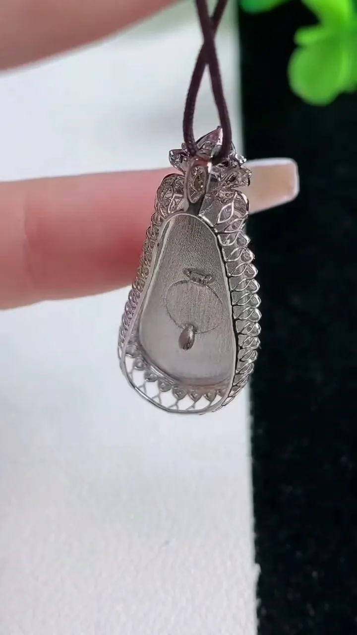 天然A货翡翠福豆吊坠，尺寸32.8-14.4-7.7裸石24-10.8，重量:3.62g
1月2日