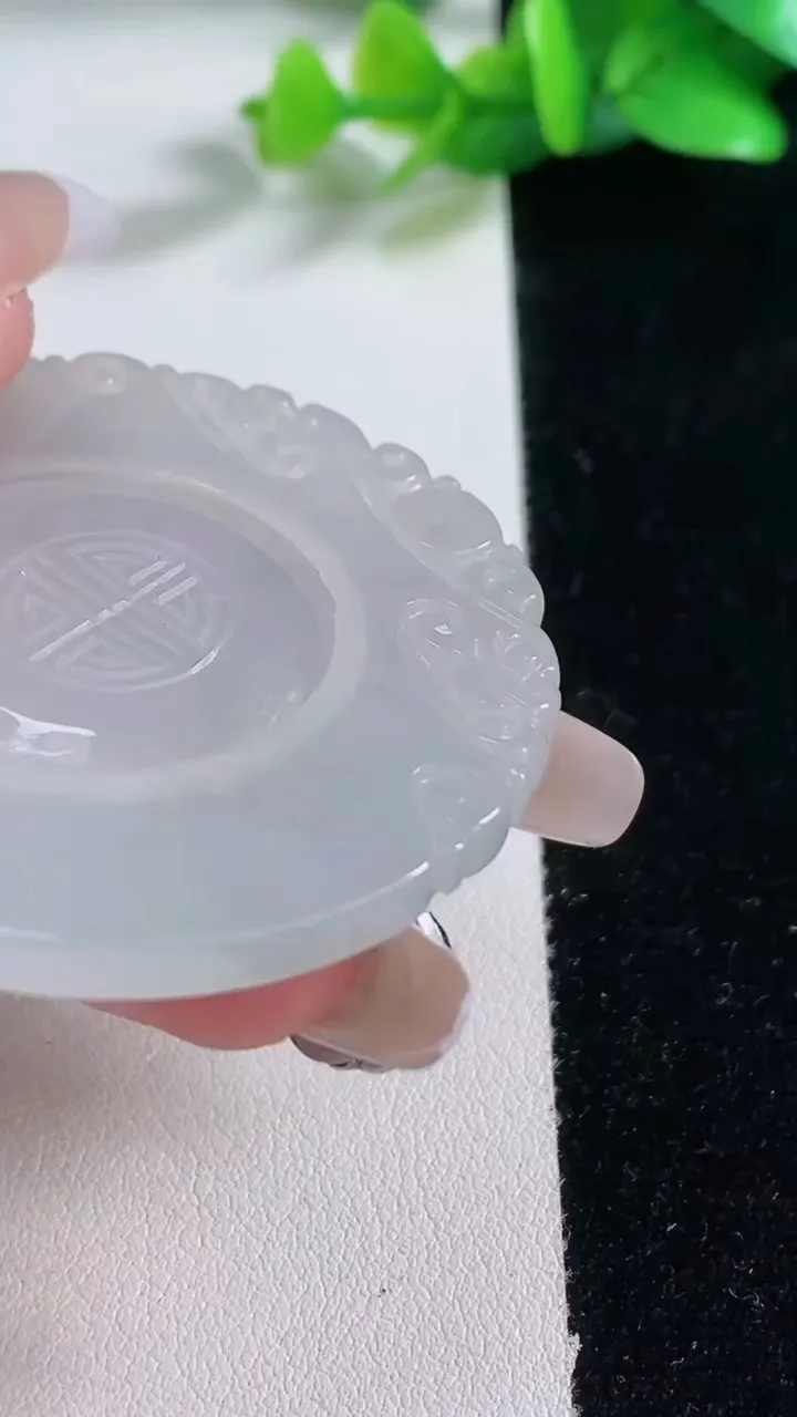 天然A货翡翠仿古无事牌吊坠，尺寸50-4，重:25.92g
1月2日