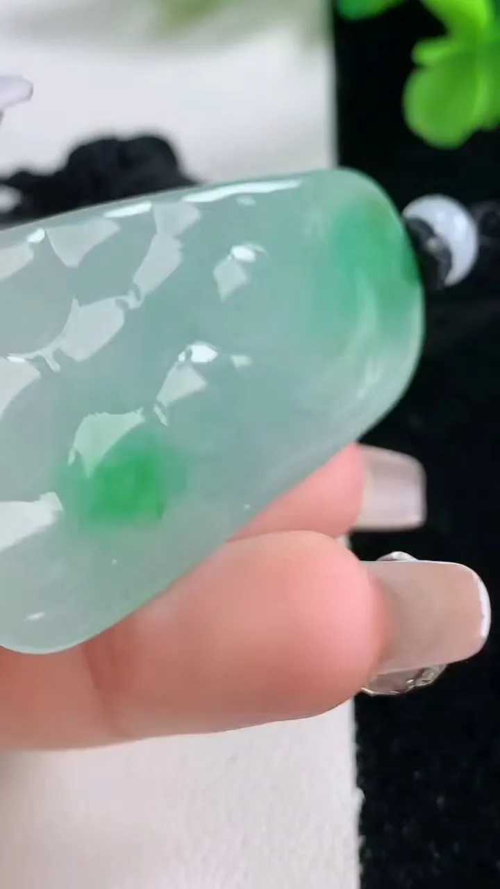 天然A货翡翠梅花鹿吊坠，尺寸47-28-6.7，重量:20.36g
1月2日