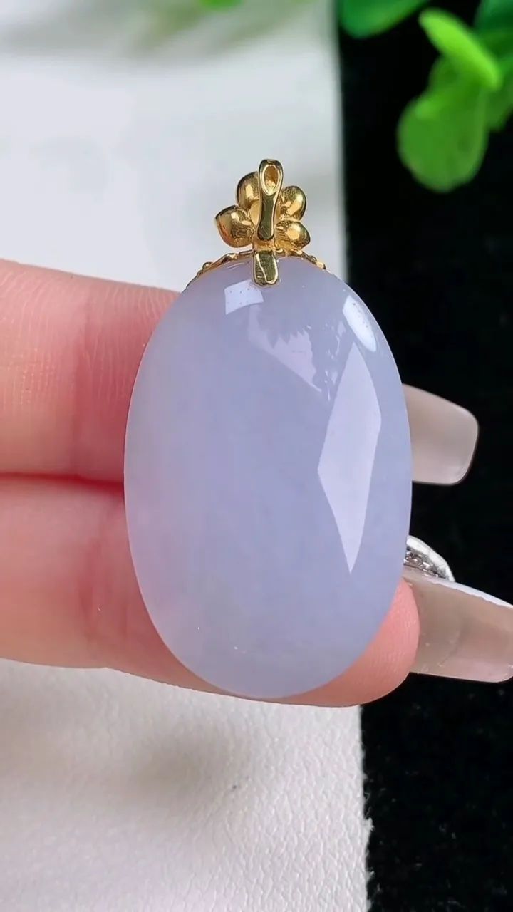 天然A货翡翠18k金紫罗兰蛋面吊坠，尺寸29.7-19-11，重量:11.89g
1月2日