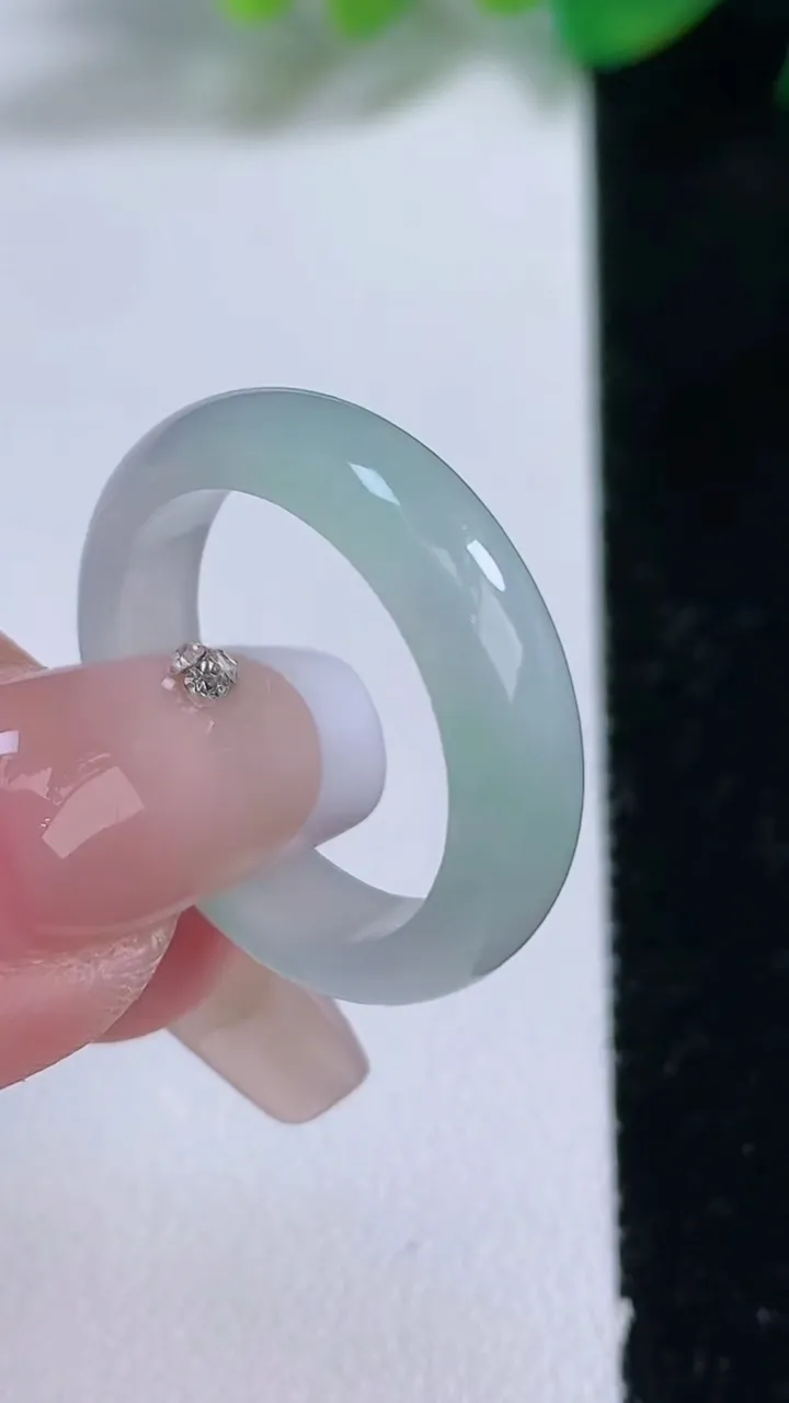 天然A货翡翠指环 戒指，尺寸18.8-5-2.8，重量:3.66g2026年1月2日
工厂直销收藏佳品,种好水足，色泽均匀，有种有色，上手高大气！