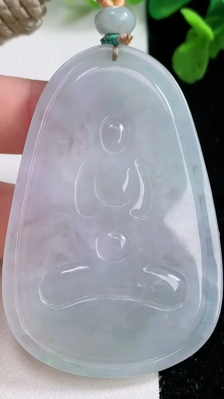 天然A货翡翠千手观音菩萨吊坠，尺寸63.3-42-4.6，重量:33.13g
1月2日