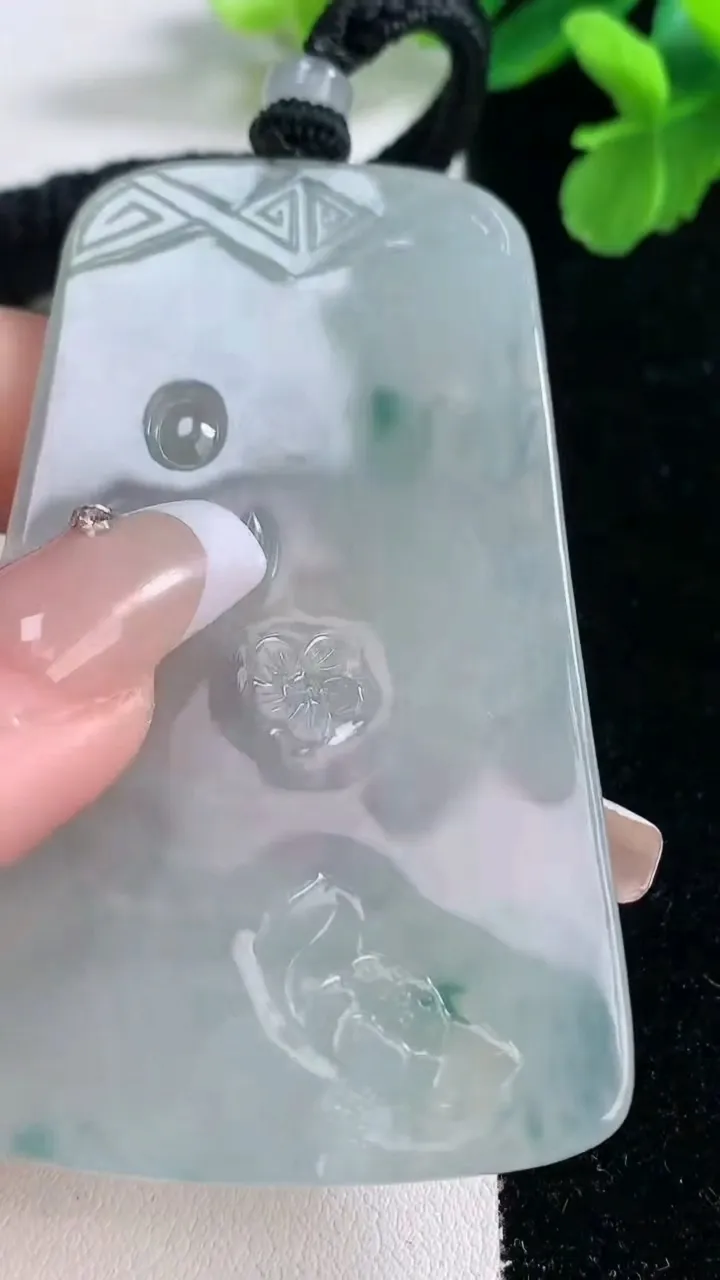 天然A货翡翠种飘花虚空藏菩萨吊坠，尺寸69-41.6-5.7，重量:42.42g
1月2日