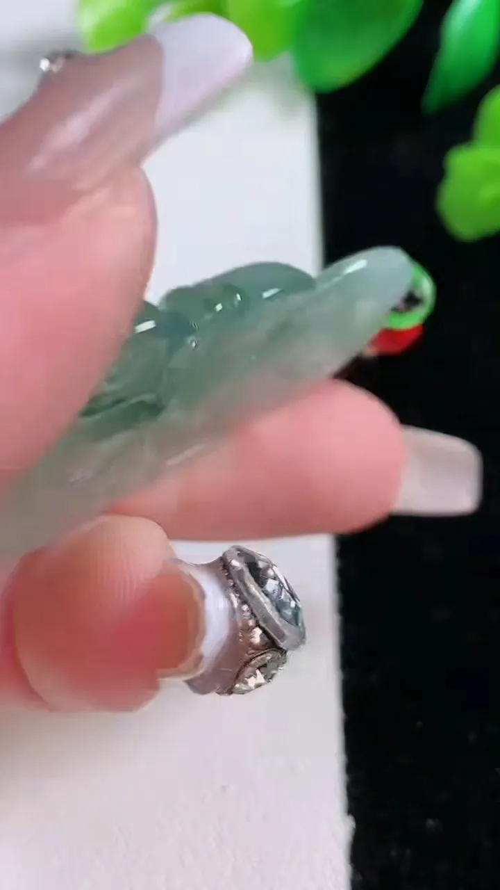 天然A货翡翠冰种飘花观音菩萨吊坠，尺寸43.3-26-5，重:9.76g
1月2日