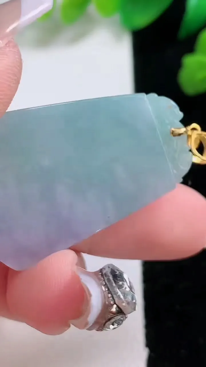 天然A货翡翠18k金春带彩 紫罗兰无事牌吊坠，尺寸37.2-24.8-4.3，重:10.13g
1月2日