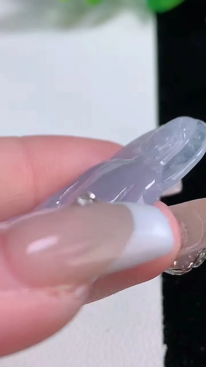 天然A货翡翠冰种紫罗兰观音菩萨镶嵌件，尺寸41.4-26.5-3.8，重量:7.27g
1月2日