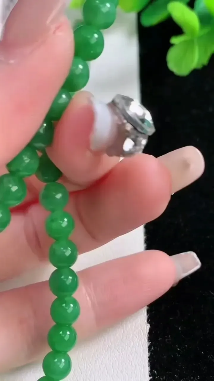 天然A货翡翠小米圆珠手串32颗，尺寸5.8，重量:11.09g1月2日
工厂直销收藏佳品,种好水足，色泽均匀，有种有色，上手高大气！