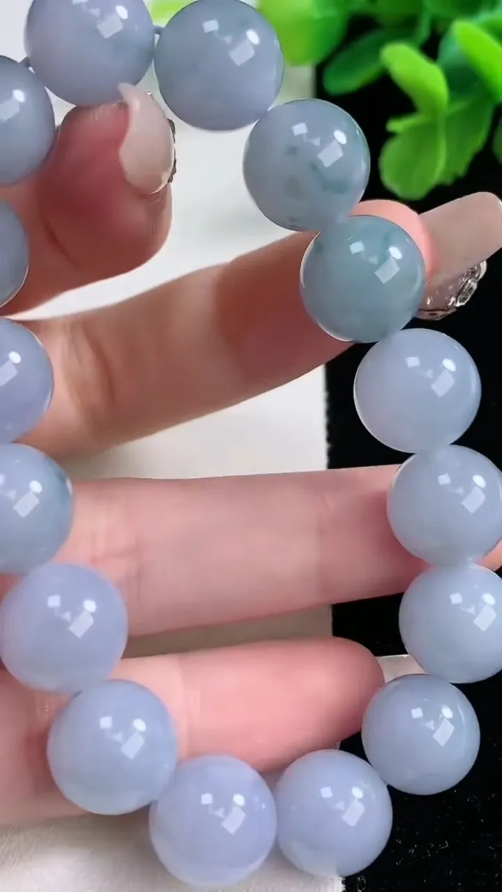 天然A货翡翠种紫罗兰 飘花圆珠手串16颗，尺寸11.8，重量:44.82g1月2日
工厂直销收藏佳品,种好水足，色泽均匀，有种有色，上手高大气！