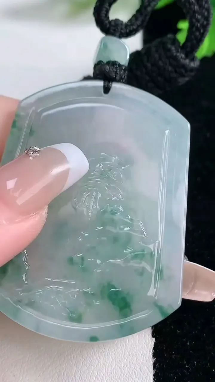 天然A货翡翠种飘花山水牌吊坠，尺寸50.8-39-5，重量:28.56g
1月2日