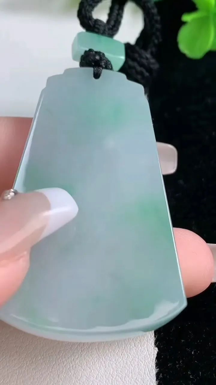 天然A货翡翠山水无事牌吊坠，尺寸52.2-33-5.5，重量:28.49g
1月2日