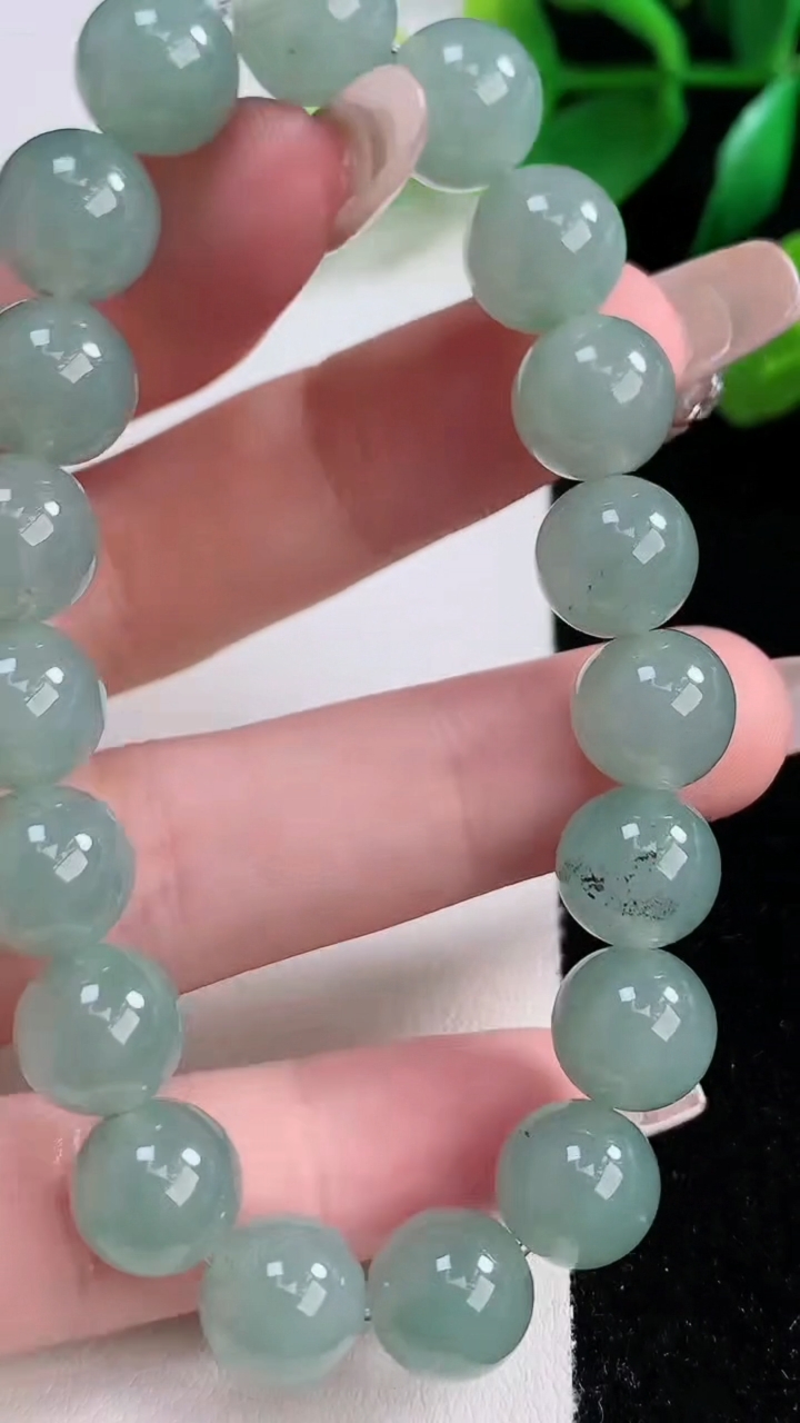 天然A货翡翠圆珠手串19颗，尺寸9.7，重量:31.45g1月2日
工厂直销收藏佳品,种好水足，色泽均匀，有种有色，上手高大气！