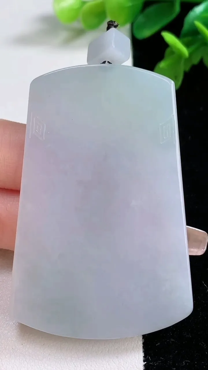 天然A货翡翠无事牌吊坠，尺寸60.7-39.3-5.4，重量:40.21g
1月2日