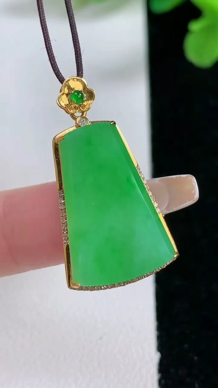 天然A货翡翠无事牌吊坠，尺寸29.6-15.4-5.6裸石22-15.4，重量:3.50g
1月2日