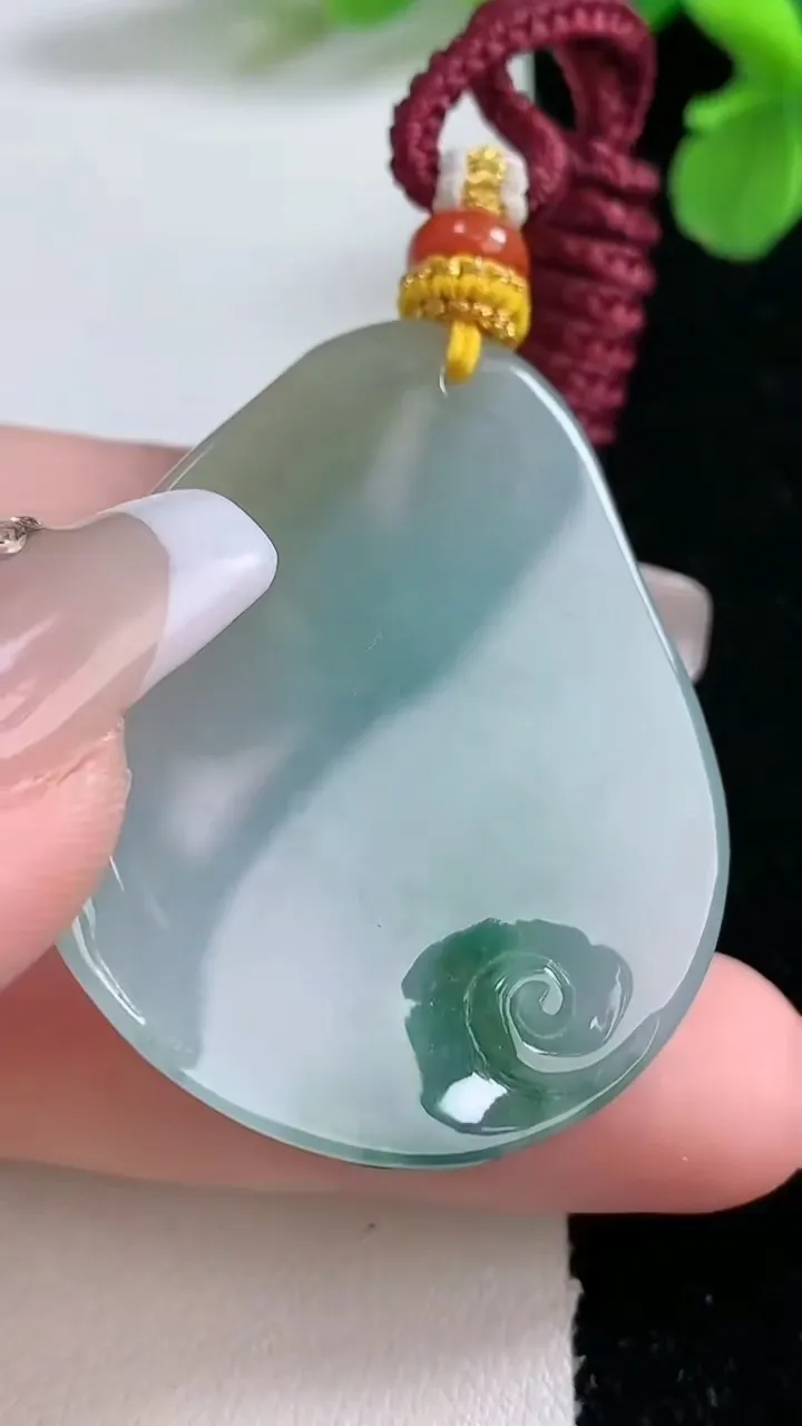 天然A货翡翠冰种双彩飘花生肖羊吊坠，尺寸41.6-35.5-11.8，重量:27.77g
1月2日