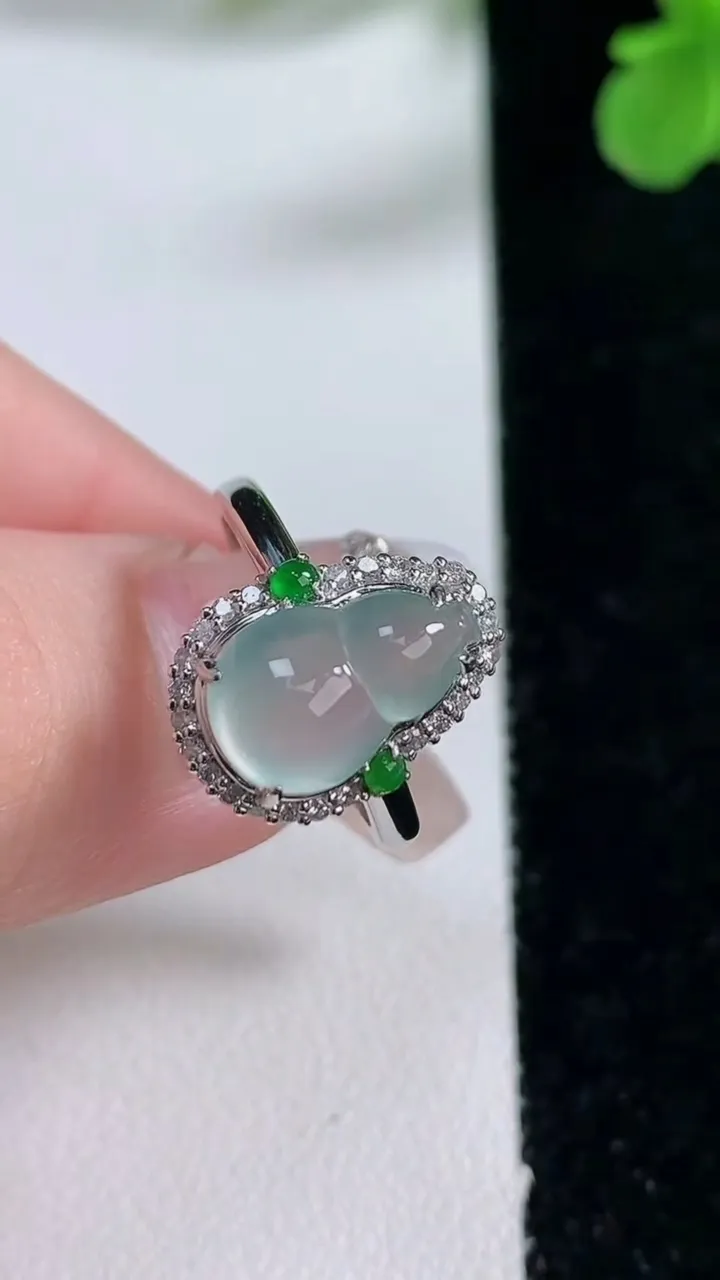 天然A货翡翠葫芦戒指，尺寸17-12-7.7-8.7，重量:2.98g2026年1月2日
工厂直销收藏佳品,种好水足，色泽均匀，有种有色，上手高大气！